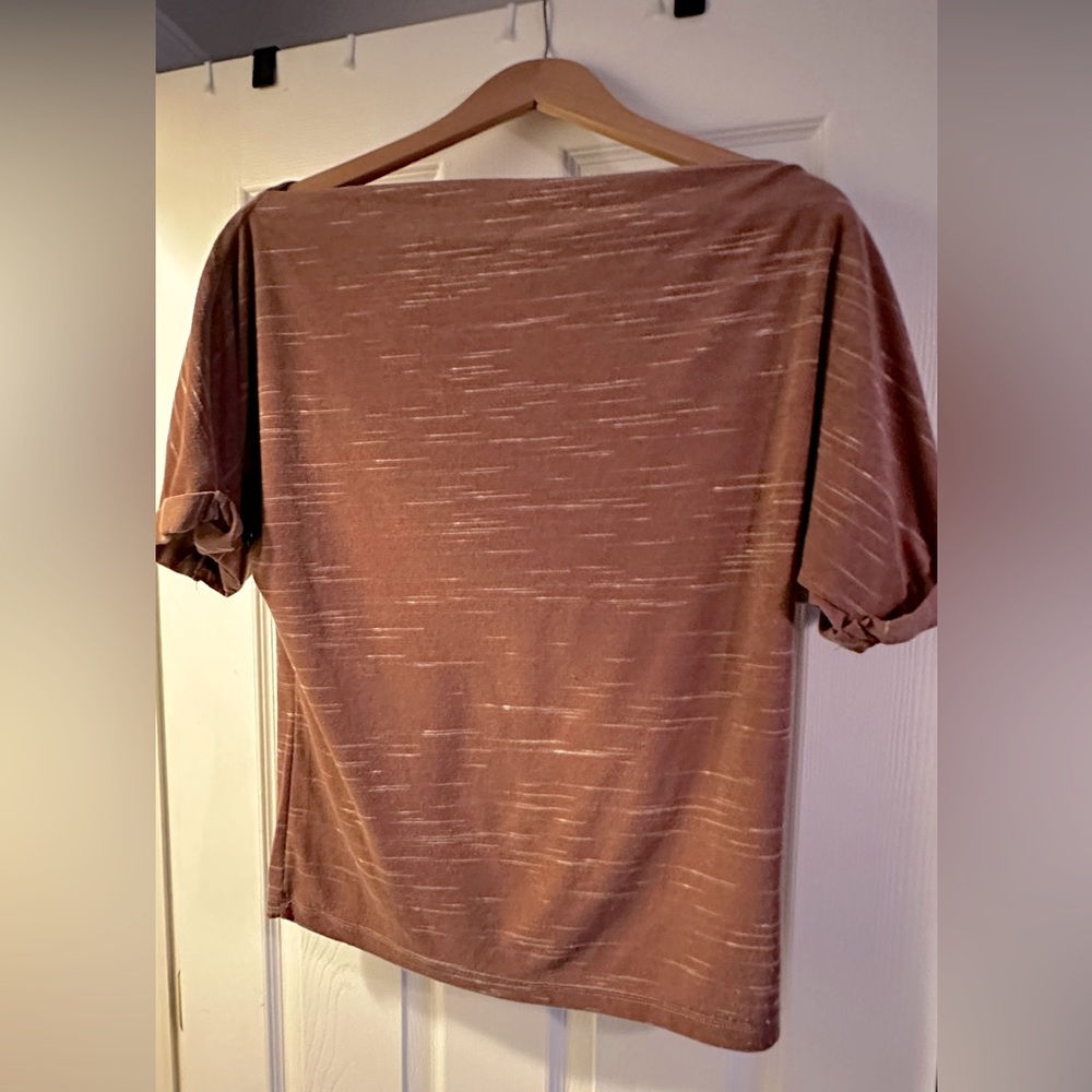 Buckle off the shoulders T-shirt, orange/brown color. Only worn once